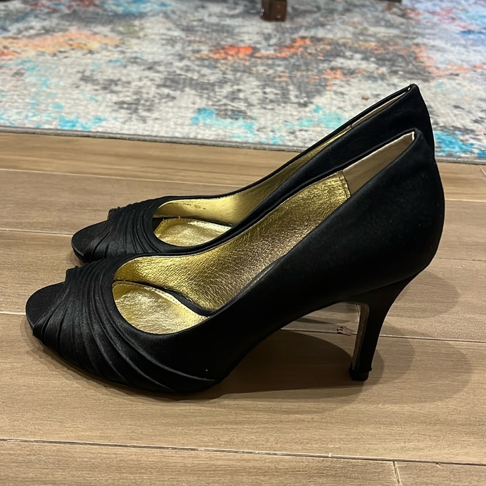Used but in good condition black 2 inch shoes